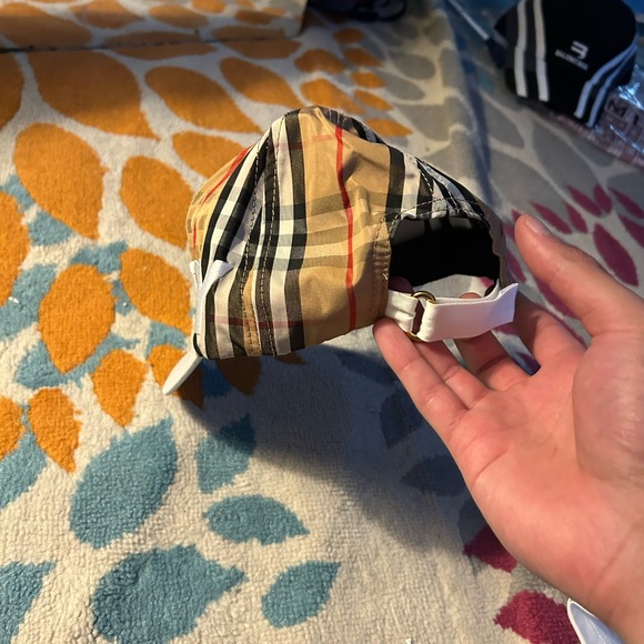 Burberry white lid embroidered hat - Picture 2 of 3